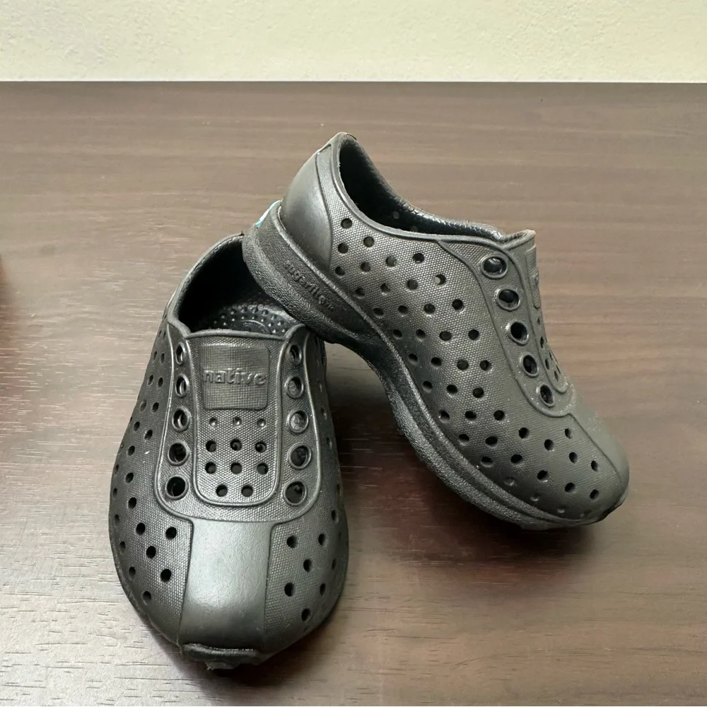 Native Robbie Sugarlite Slip-On Shoe Black Size 4 Kids, Waterproof, Outdoor, New